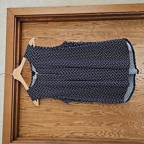 Ann Taylor Cute sleeveless blouse size M - Picture 2 of 6